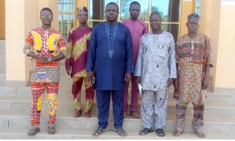 Group photo of the members of the Board of Directors and the team with the mayor of Ouèssè.